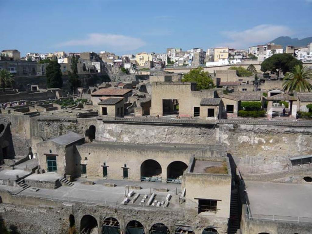 Herculaneum May 2009. Looking north towards rear of House of the Mosaic Atrium, Ins, IV.30 above the Sacred Area, centre, with north end of arched buildings described as boat-sheds, below. Photo courtesy of Buzz Ferebee.